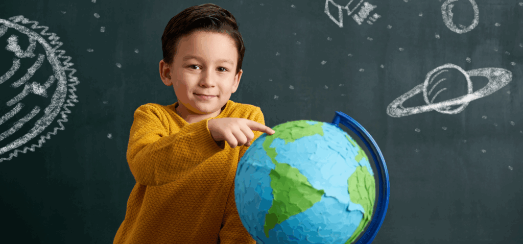 Menino apontando para um globo terrestre em sala de aula, com desenhos de planetas ao fundo, simbolizando aprendizado e consciência global; imagem relacionada ao canal de denúncias na educação.