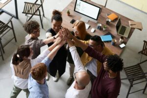 Equipe de colaboradores trabalhando em ambiente corporativo com clima organizacional positivo e colaborativo