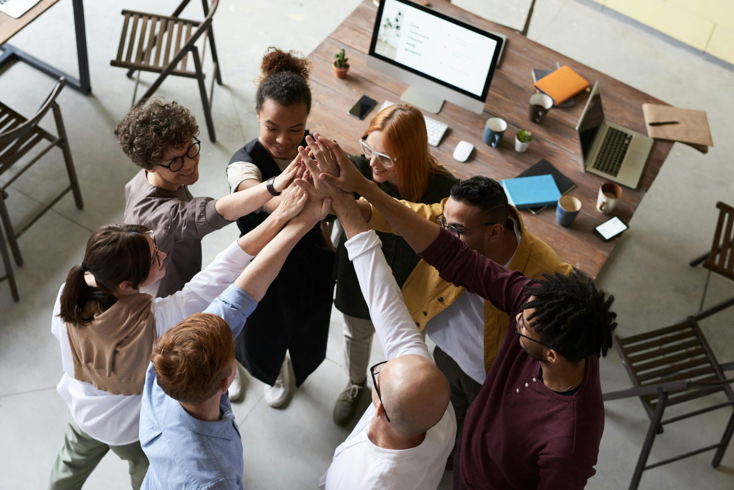 Equipe de colaboradores trabalhando em ambiente corporativo com clima organizacional positivo e colaborativo