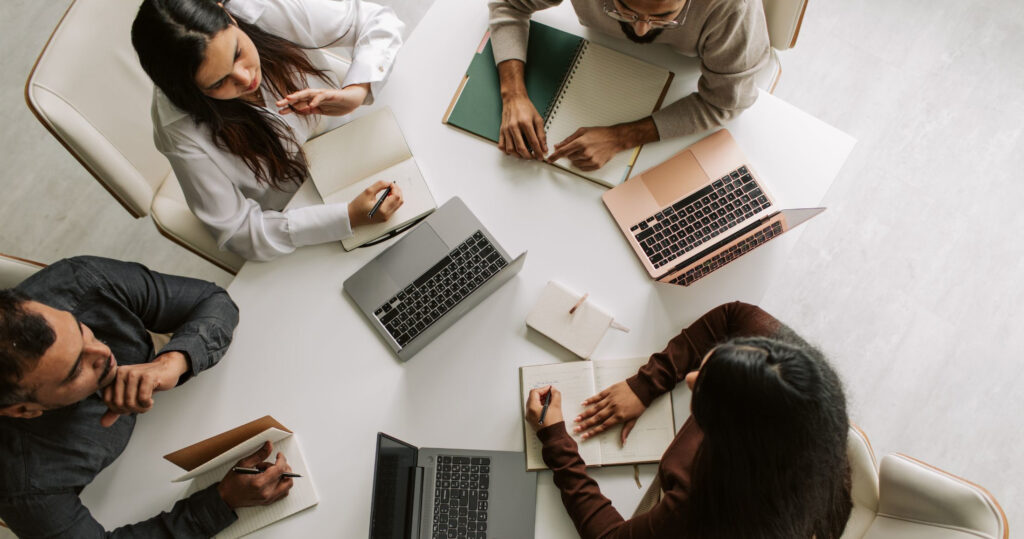Colaboradores trabalhando juntos em um ambiente corporativo baseado no respeito mútuo e na ética profissional.