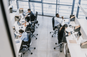 Colaboradores de cartório trabalhando em computadores em ambiente moderno