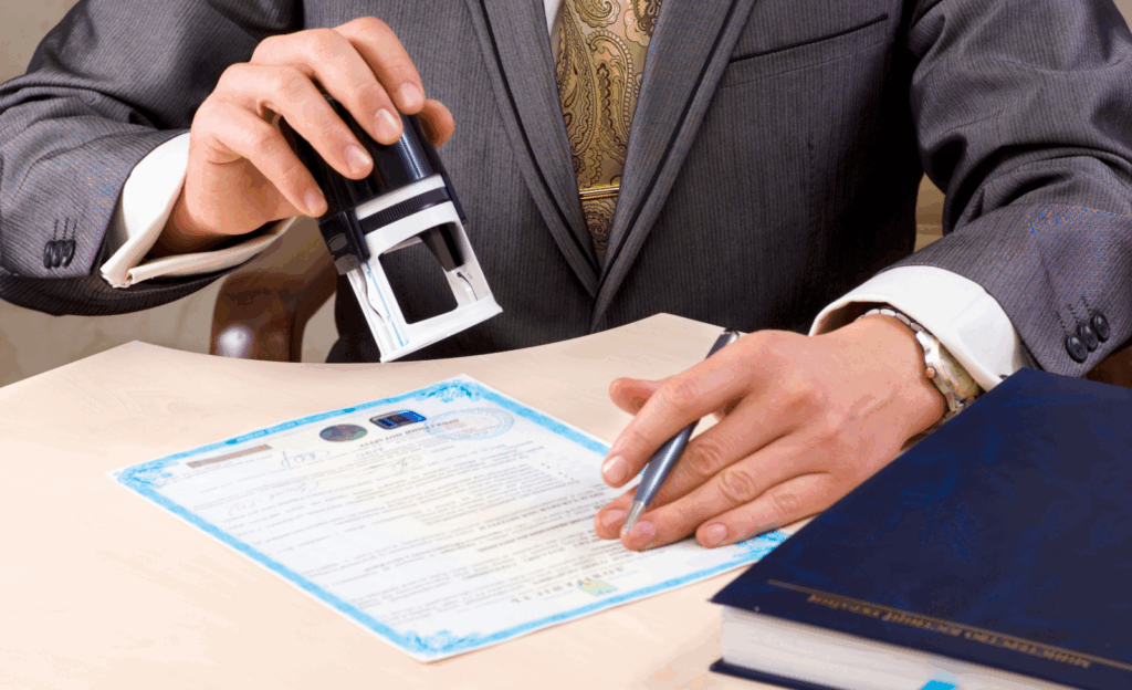 Profissional do cartório autenticando certificado com carimbo