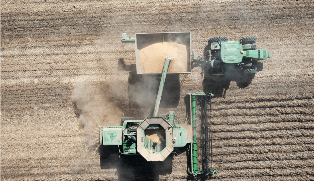 Máquinas agrícolas em colheita com foco em integridade e canal de denúncias