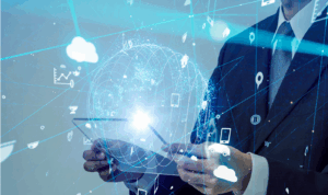 Homem de terno utilizando tablet cercado por elementos tecnológicos e dados globais, representando a regulamentação dos direitos dos titulares em ambientes corporativos e globais.