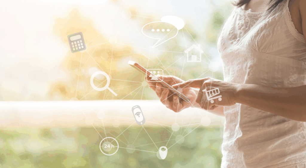 Mulher utilizando smartphone com ícones de tecnologia e consumo conectados por uma rede, ilustrando a regulamentação dos direitos dos titulares em ambientes digitais.