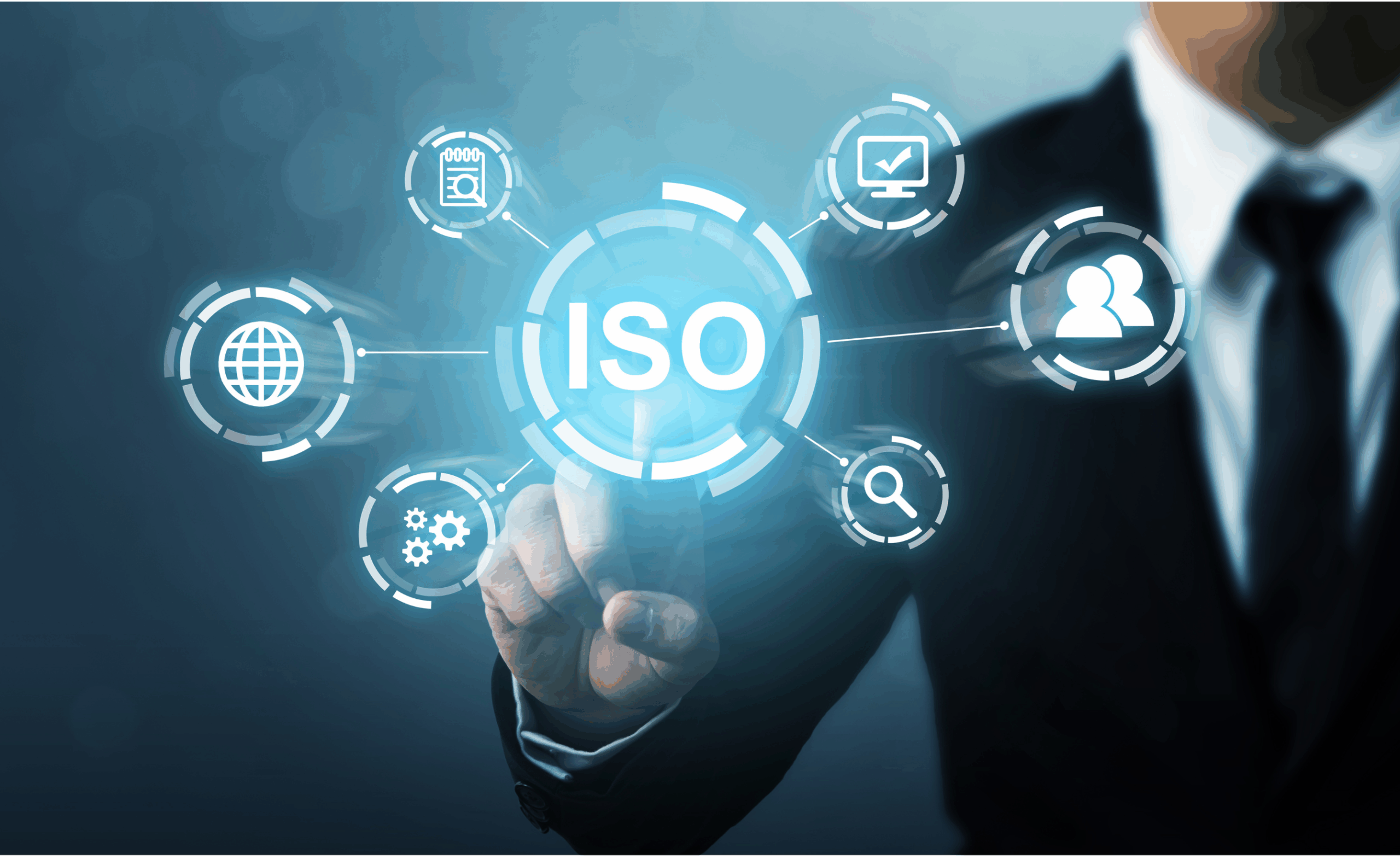 Homem tocando um ícone digital de ISO em um painel tecnológico, representando Boas práticas ISO 37002:2021 em canal de denúncias.