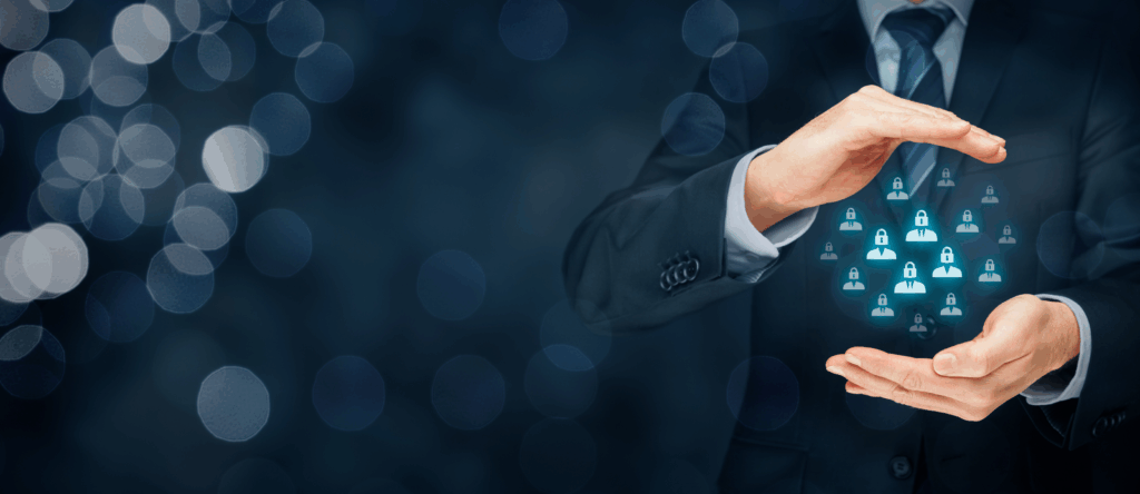 Executivo envolvendo holograma de indivíduos protegidos por cadeados, representando políticas de privacidade e LGPD para empresas.