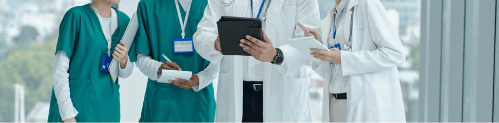 Profissionais da saúde reunidos analisando informações em conjunto, ilustrando trabalho em equipe, ética profissional e a relevância do canal de denúncias em cooperativas na área da saúde.