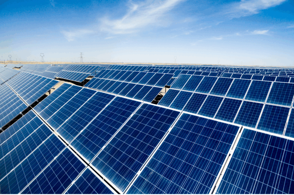 Painéis solares instalados em grande escala em cooperativa de infraestrutura, representando práticas sustentáveis e a importância do canal de denúncias em cooperativas para garantir transparência ambiental e governança responsável.