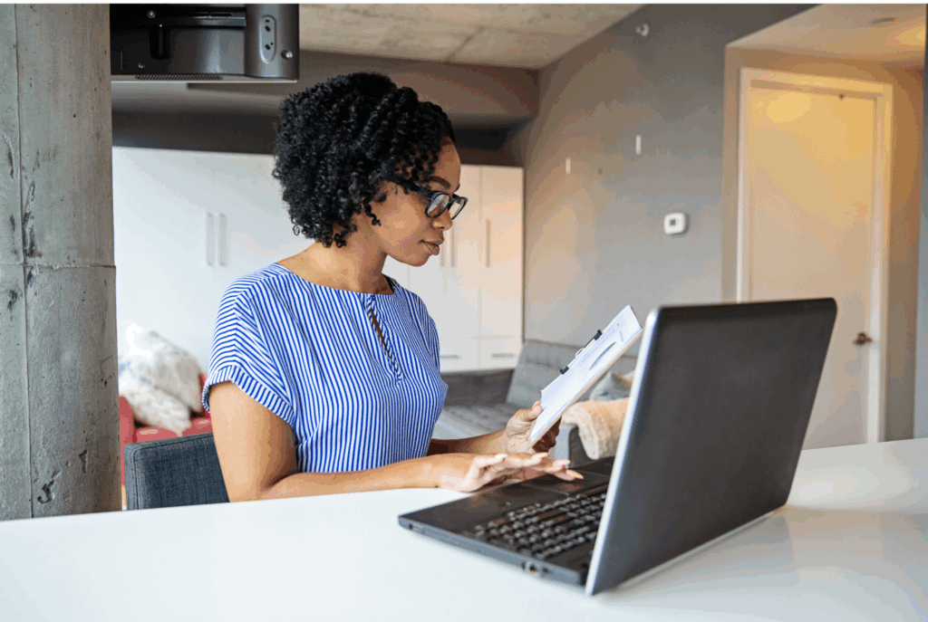 Profissional trabalhando em computador analisando informações relacionadas à ISO 37002 canal de denúncias em ambiente corporativo.