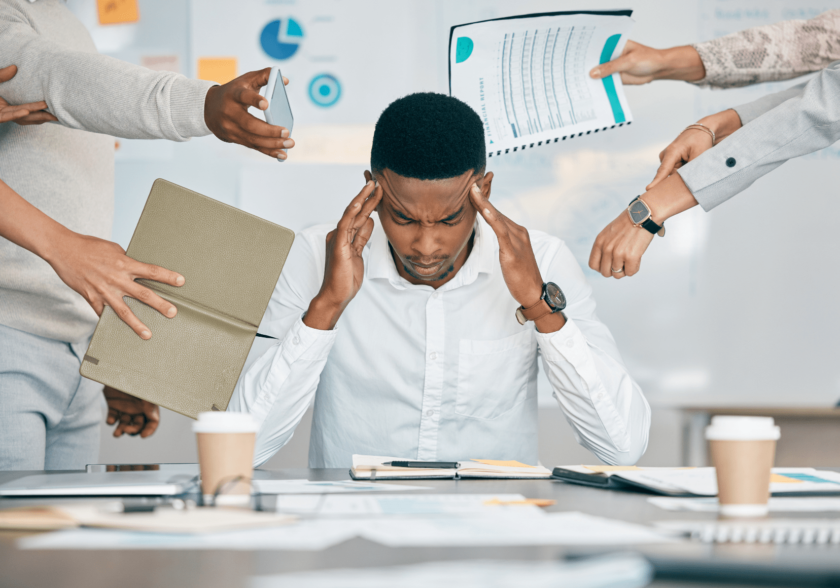 Profissional pressionado por múltiplas demandas simultâneas, com colegas entregando documentos e solicitações, cenário associado a canal de denúncias burnout assédio NR-1 e gestão de riscos ocupacionais.